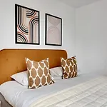 Sanders Constantin - Chic Two-Bedroom Apartment With Balcony