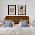 Sanders Constantin - Chic Two-Bedroom Apartment With Balcony